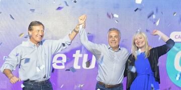 Rodolfo Suárez junto a Alfredo Cornejo y Hebe Casado en el búnker radical.