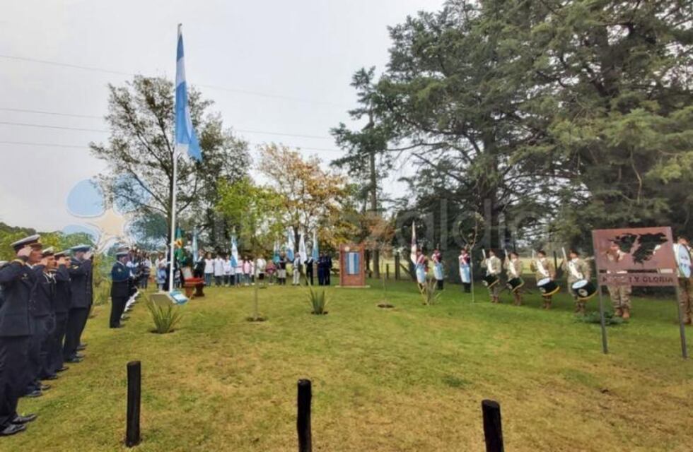 Malvinas 40 años: rindieron homenaje a un piloto puntaltense enterrado en las islas