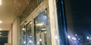 Uno de los disparos atravesó el cristal sobre el sector de la fachada orientado hacia la esquina de Sarmiento y Rueda. (@hernanfunes)