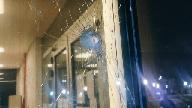 Uno de los disparos atravesó el cristal sobre el sector de la fachada orientado hacia la esquina de Sarmiento y Rueda. (@hernanfunes)