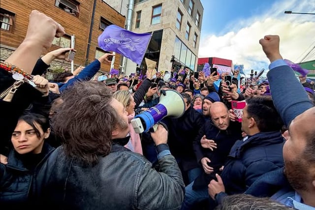 Con manifestaciones sindicales y vecinos enfrentados, el presidente Milei estuvo en Ushuaia.