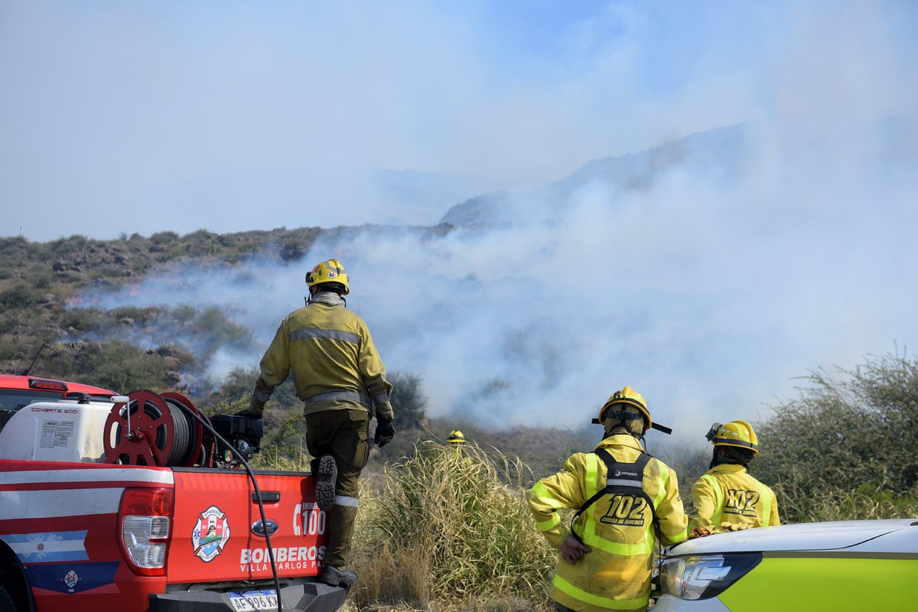 Incendio en la Quebrada del Condorito. Cortan el camino a las Altas Cumbres y despliegan un gran operativo terrestre y aéreo. (José Hernández / La Voz)