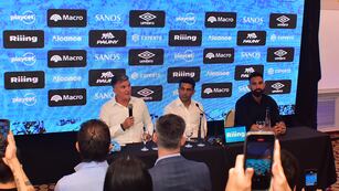 El Luifa Artime junto a Ariel Rojas presentaron al DT Walter Erviti. Antes pidió disculpa por el "acto fallido" en el recibimiento a Lucas Zelarayán (La Voz).