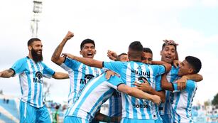 El “Lobo” jujeño superó los dos penales en contra, la expulsión de uno de sus jugadores y un duro rival, para quedarse con tres puntos clave en el “23 de Agosto”.