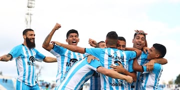 El “Lobo” jujeño superó los dos penales en contra, la expulsión de uno de sus jugadores y un duro rival, para quedarse con tres puntos clave en el “23 de Agosto”.