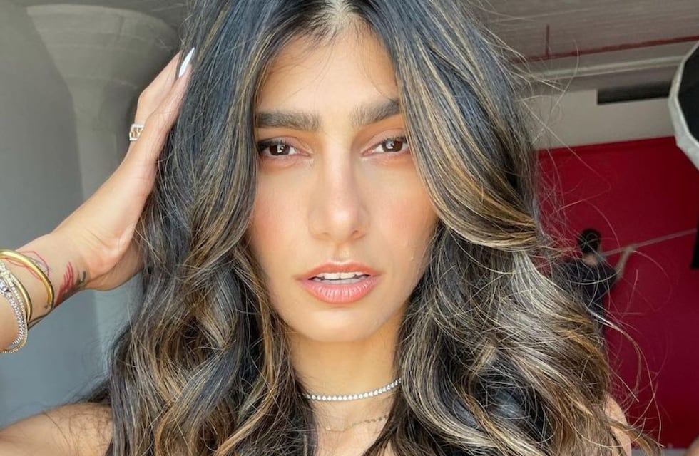 El backstage de Mia Khalifa con un top de látex al borde de la censura