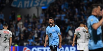 Todo la bronca de Franco Jara. El goleador de Belgrano no pudo evitar la derrota de su equipo. Otro fin de semana sin victorias para los representativos cordobeses (Facundo Luque / La Voz).