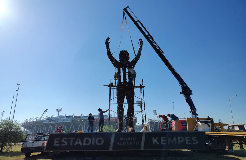 Levantaron una estatua de Mario Kempes en la puerta del estadio que lleva su nombre