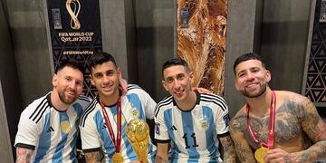 "El Cuti" Romero con la copa de campeón junto a Lionel Messi, Ángel Di María y Nicolás Otamendi. (Cristian Romero)