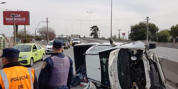 Vuelco de una camioneta sobre avenida La Voz del Interior, a la altura de avenida Japón, en Córdoba.