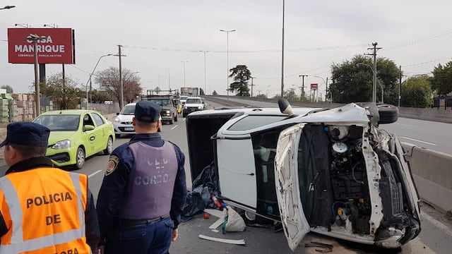 Vuelco de una camioneta sobre avenida La Voz del Interior, a la altura de avenida Japón, en Córdoba.