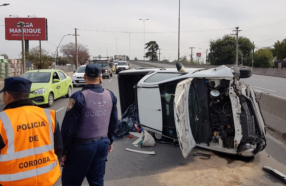 Tremendo choque en Córdoba: una camioneta terminó volcando en plena ciudad