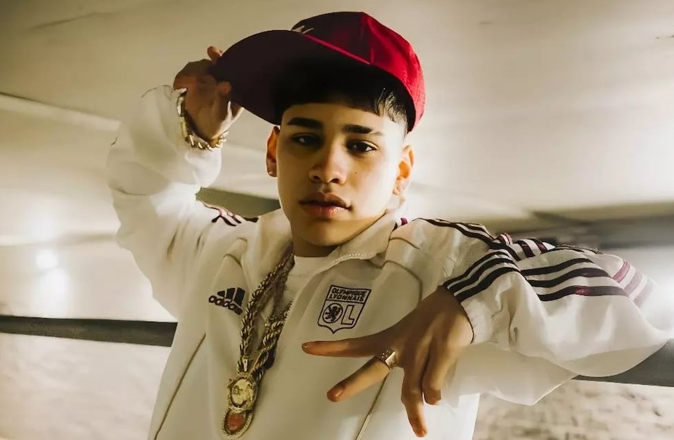 La insólita reacción de Alejo Isakk cuando le tiraron un celular desde el público en medio de un show