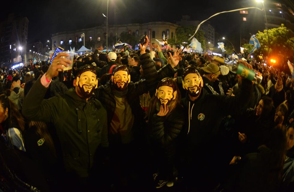 A pesar del frío, más de 10.000 personas festejaron el triunfo argentino en el centro de Córdoba