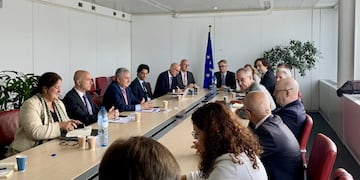 En Bruselas se concretó una importante reunión del gobernador Morales y diplomáticos argentinos acreditados en la Unión Europea, con actores interesados en los proyectos de litio y energías renovables de nuestra provincia.