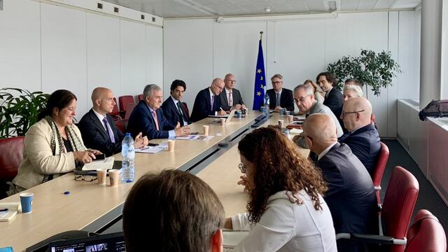 En Bruselas se concretó una importante reunión del gobernador Morales y diplomáticos argentinos acreditados en la Unión Europea, con actores interesados en los proyectos de litio y energías renovables de nuestra provincia.