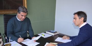 El intendente firmó para la pavimentación de otras cinco cuadras en el Llaponagat\u002E (Web)\u002E