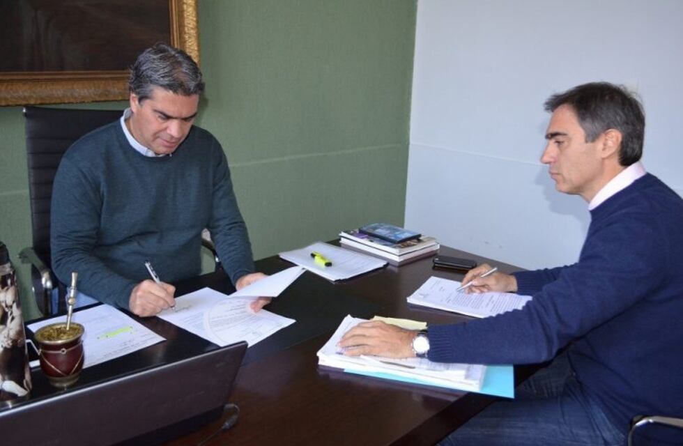 El intendente firmó para la pavimentación de otras cinco cuadras en el Llaponagat