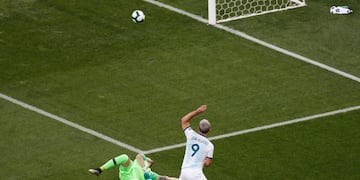 Chile's goalkeeper Gabriel Arias, left, fails to stop Argentina's Sergio Aguero scoring his side's opening goal during Copa America third-place soccer match at the Arena Corinthians in Sao Paulo, Brazil, Saturday, July 6, 2019\u002E (AP Photo/Nelson Antoine)