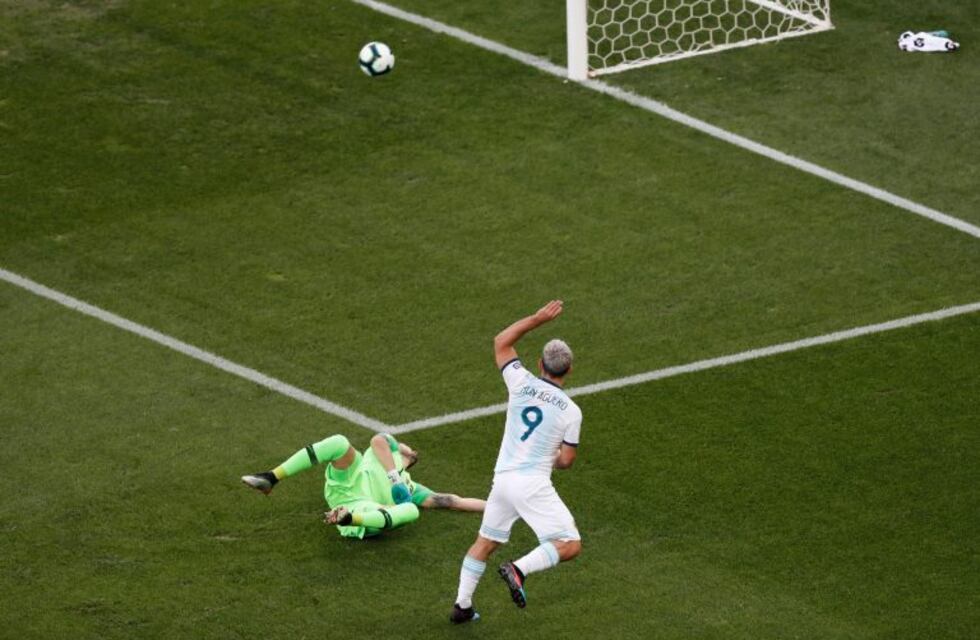 A lo Maradona con Caniggia: avivada de Messi en un tiro libre y gol de Agüero por el tercer puesto de Copa América