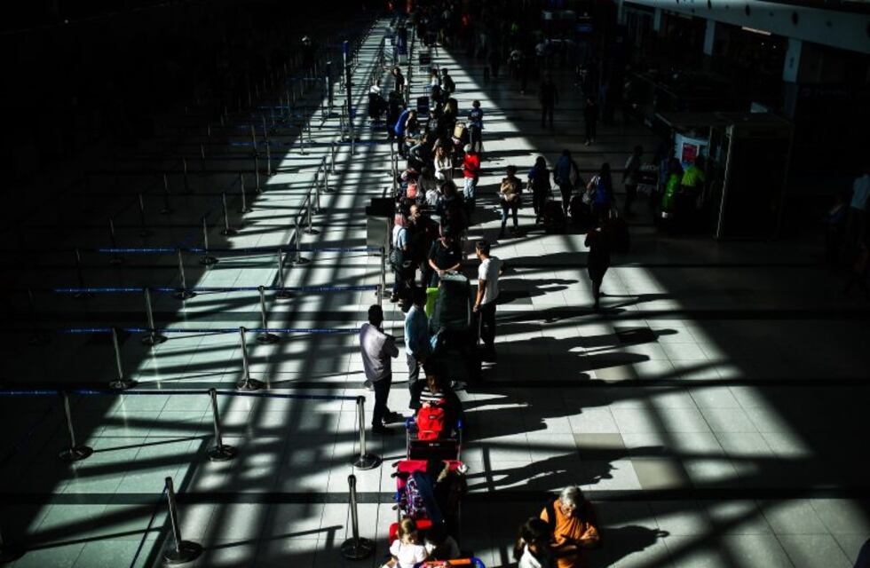 Argentina sumó a Chile y Brasil como zonas de riesgo y quienes arriben de esos países deberán cumplir la cuarentena