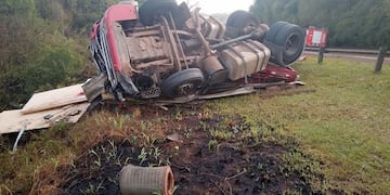 Un camión despistó y volcó a metros del puente del Cuña Pirú