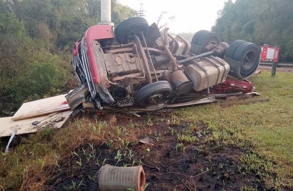 Un camión despistó y volcó a metros del puente del Cuña Pirú