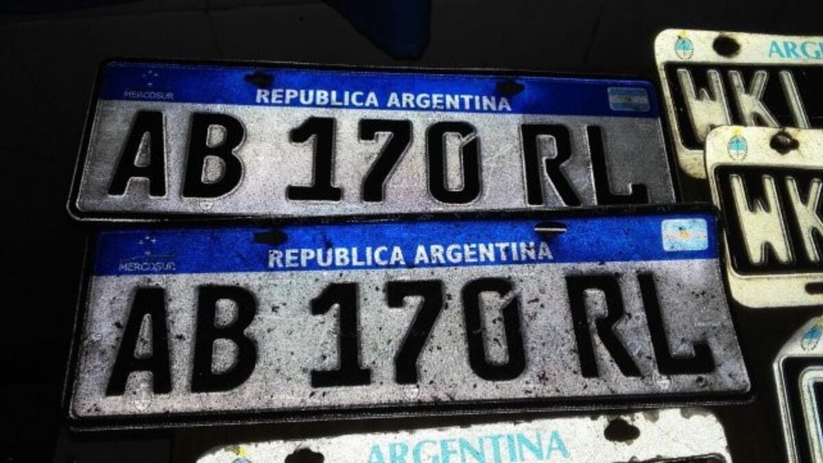 Patentes halladas en Rosario frente a la Escuela Gurruchaga\u002E