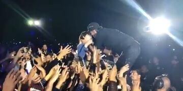 Enrique Iglesias manoseó a una cantante y besó en la boca a una fan durante un show\u002E