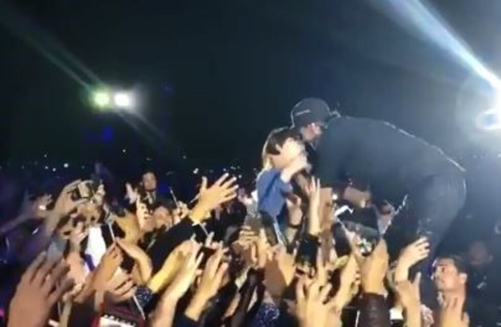 Enrique Iglesias, polémico: manoseó a su cantante y besó en la boca a una fan en pleno recital