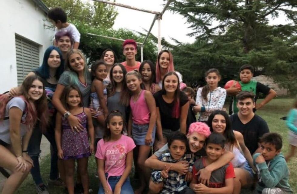 "Ultimo Primer Día" solidario: alumnos de Las Flores repartieron útiles escolares