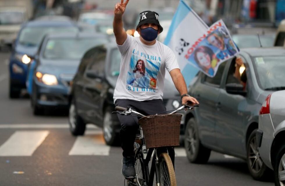 Cientos de vehículos marcharon en la caravana del Día de la Lealtad por Avenida de Mayo