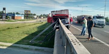 Un camiu00f3n chocu00f3 en el cruce de 27 de Febrero y Avenida Circunvalaciu00f3n.