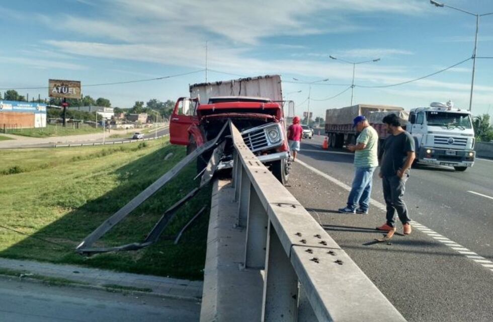 Un camión chocó y estuvo a punto de caerse de un puente en Avenida Circunvalación