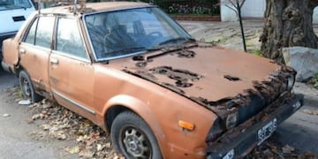 Piden la remoción de autos abandonados en la vía publica