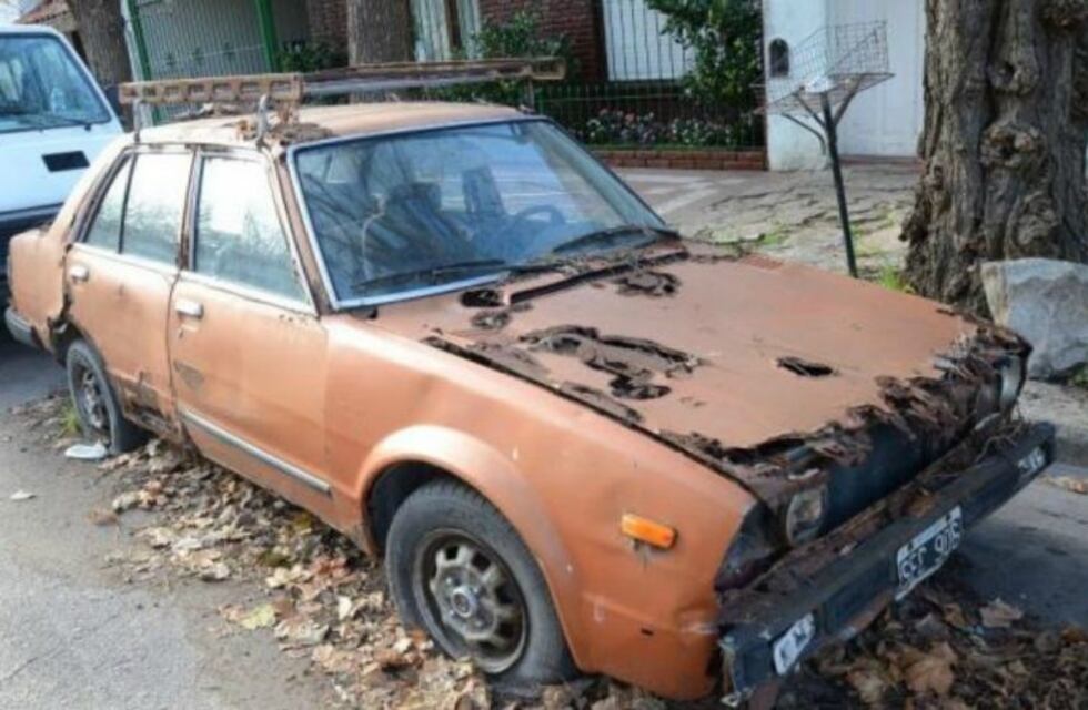 Intimaron a propietarios de 20 vehículos abandonados en barrio Belgrano a retirarlos de la vía pública