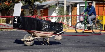 A coffin wrapped in plastic containing the remains of an unidentified men, who died last week, sits on a wheelbarrow in the middle of a street, placed there by his family to draw attention of the authorities to show that his remains are yet to be collected, in Cochabamba, Bolivia, Saturday, July 4, 2020\u002E Funeral services in Cochabamba are overwhelmed and bodies are piling up, waiting for cremation or burial, as new coronavirus cases rapidly multiply in one of the epicenters of the pandemic in Bolivia\u002E (AP Photo/Dico Soliz)