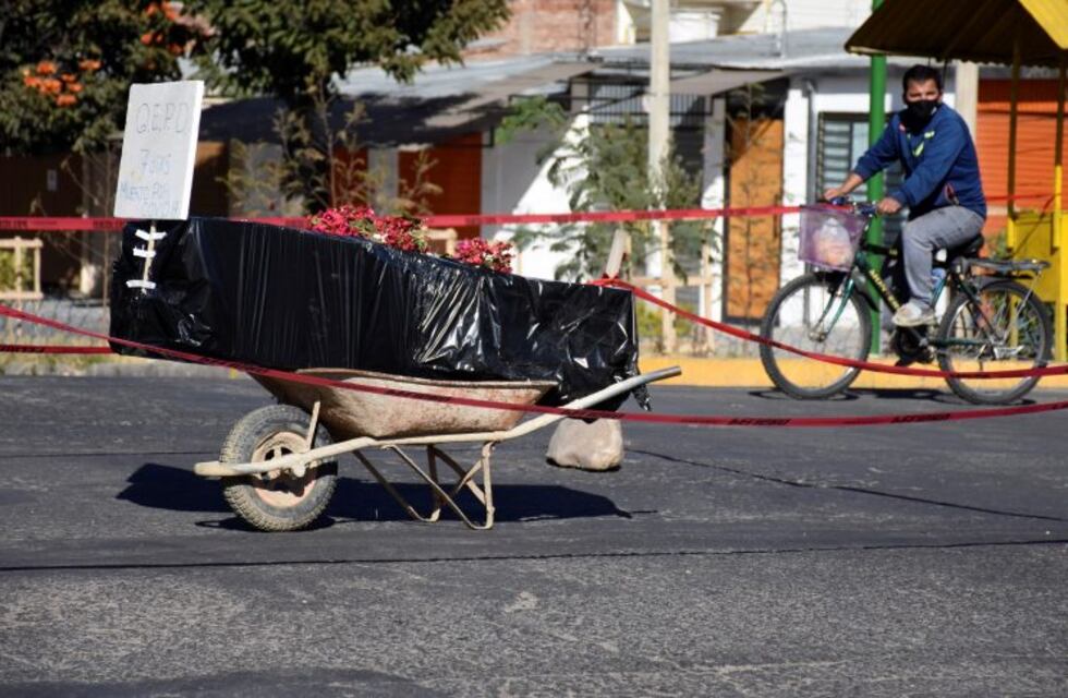 Bolivia: bloquean calle con un ataúd para exigir que sea enterrado