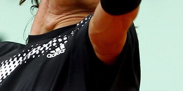 ARGENTINO CORIA ANUNCIA SU RETIRADA DEL TENIS - BOG100\u002E BUENOS AIRES (ARGENTINA), 28/04/09\u002E- Fotografía de archivo del 26 de mayo de 2008 del tenista argentino Guillermo Coria durante su partido ante el español Tomy Robredo en el Torneo de Roland Garros en París (Francia)\u002E Coria, quien llegó a ser la tercera raqueta del mundo en 2004 y ganó nueve títulos en el circuito de la ATP, anunció hoy, 28 de abril de 2009, su retirada del tenis, a los 27 años\u002E EFE/Philippe Perusseau ex tenista foto archivo anuncio retiro del tenis ex tenista argentino