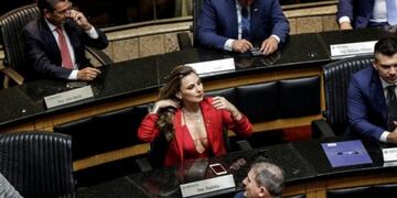 La diputada brasileña Ana Paula da Silva, blanco de duras críticas por haber vestido un escote el día de su asunción\u002E