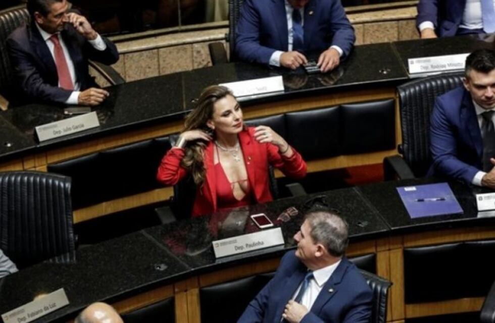Duras críticas a una diputada brasileña que vistió un sugerente escote el día de su asunción