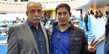 El legislador Raúl Martínez junto al obrero Gabriel Maureira que salvó la vida de un bebé de un año\u002E