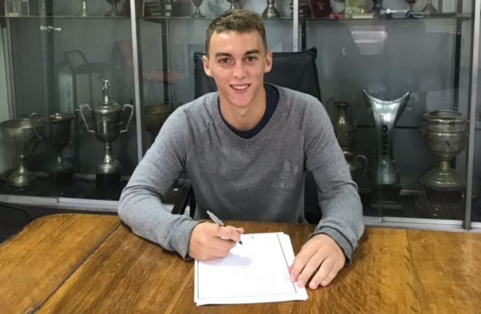 Cacciabue firmó su primer contrato profesional con Newell's