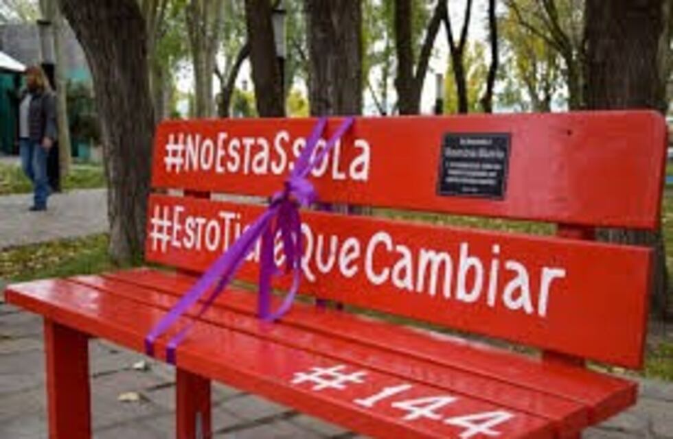 Se instaló un "banco rojo" en la Plaza San Martin