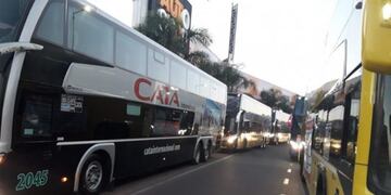 Trabajadores de micros de corta y larga distancia protestaron en la terminal de Ómnibus de Mendoza\u002E