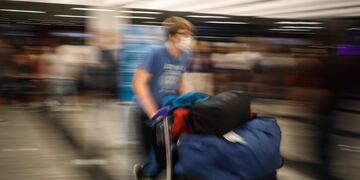 AME741\u002E BUENOS AIRES (ARGENTINA), 04/03/2020\u002E- Pasajeros y empleados del Aeropuerto de Ezeiza se protejen con tapabocas, tras la confirmación del primer caso del Coronavirus en el país, este miércoles, en Buenos Aires (Argentina)\u002E En Latinoamérica, hasta el momento, se han reportado también siete casos en Ecuador, cinco en México, dos en Brasil y uno en República Dominicana\u002E La Organización Mundial de la Salud declaró este martes que Latinoamérica debe aprovechar el hecho de que sea una de las regiones del mundo con un número muy limitado de casos de coronavirus para preparar una \