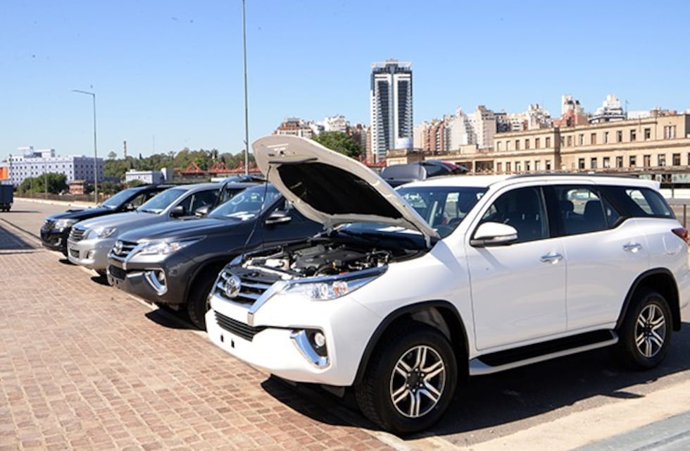 Toyota donó camionetas para escuelas técnicas de Córdoba
