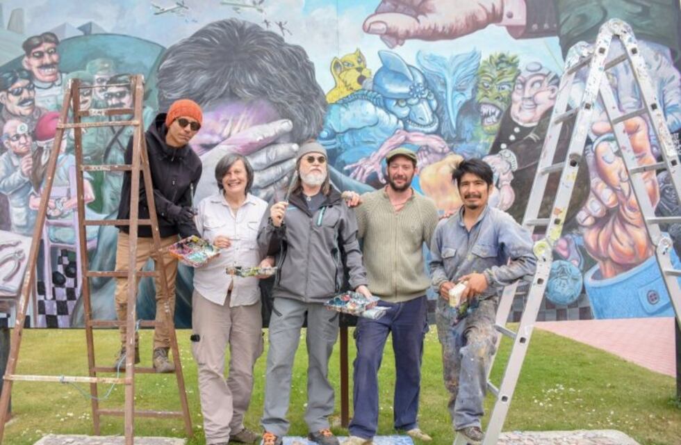 Artistas locales restauran el "Mural de la Memoria"