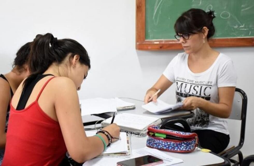 El programa "La escuela te acompaña" ofrece clases gratuitas para los estudiantes tucumanos