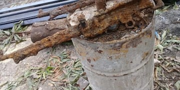 Uno de varios fusiles que fueron hallados en las excavaciones dentro de la obra (redes sociales)